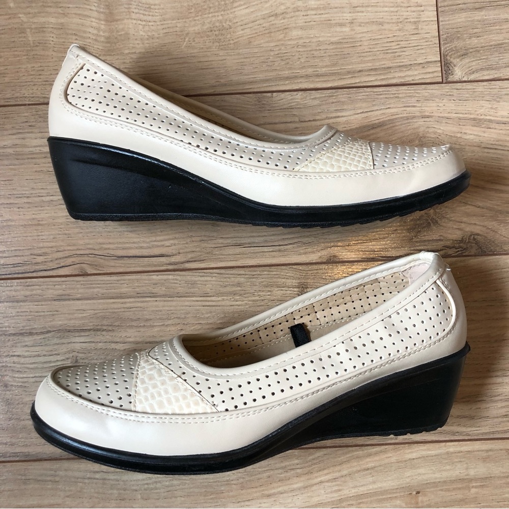 Women’s Champer Neutral Beige lightweight wedge style shoes size 38